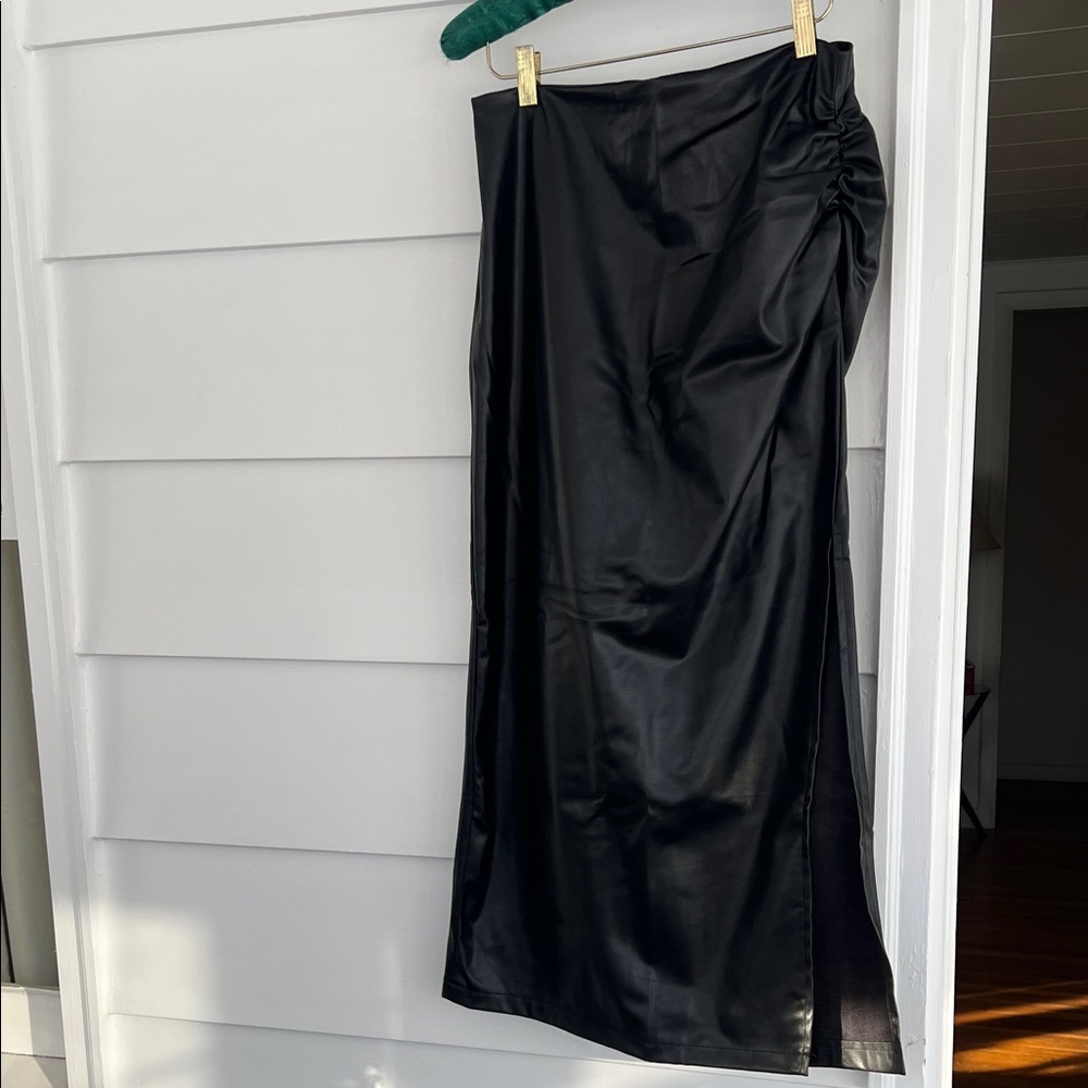 *Elegant Black Pencil Skirt